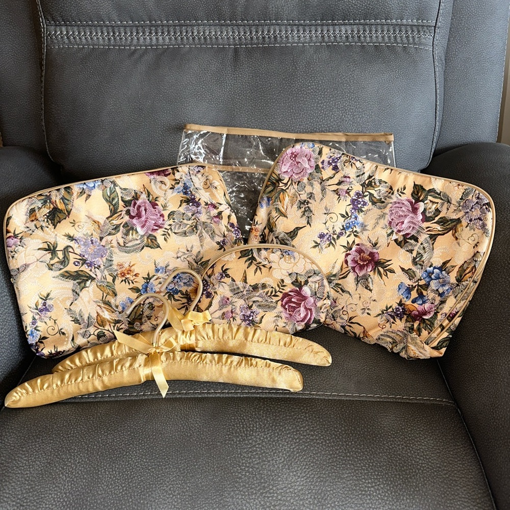Travel case cosmetic bags hangers NWOT